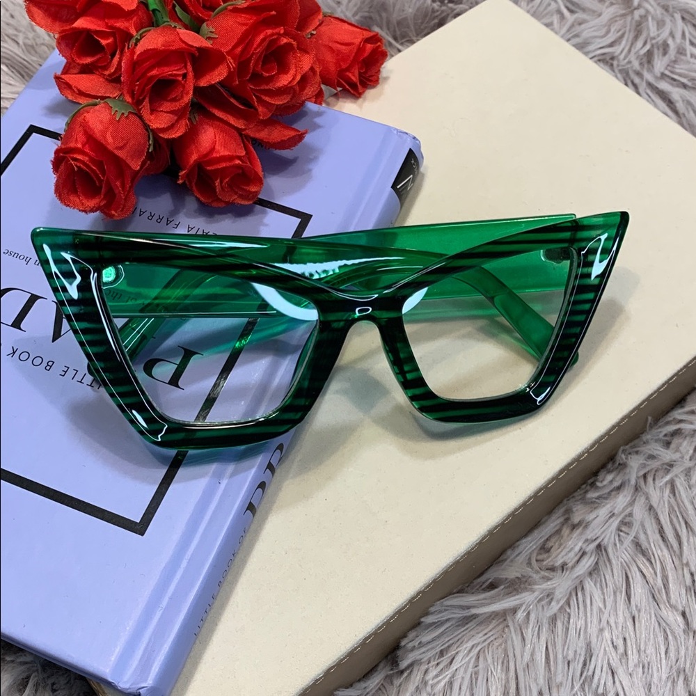 🌹Green Cat-Eye Statement Sunglasses • EUC